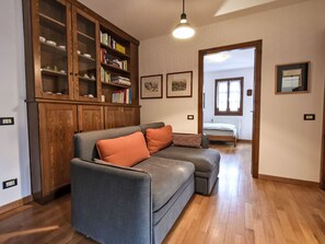 Möbel, Interior Design, Flooring, Holz, Zimmer, Fussboden, Couch, Decke, Tabelle, Wohnzimmer