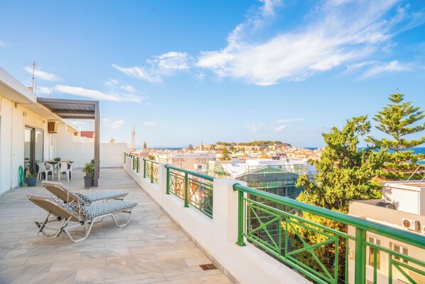 Lily's Penthouse - Roof terrace with amazing sea views over the rooftops