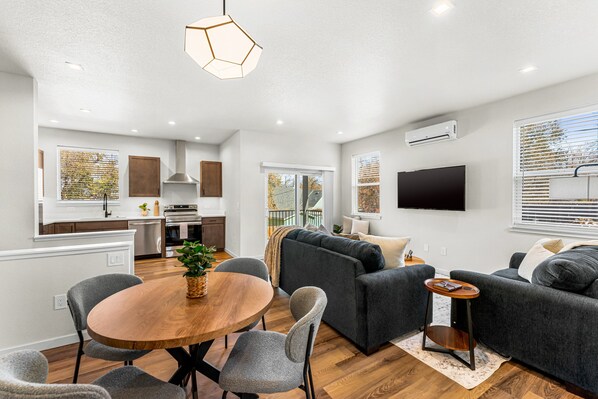 Welcome to your home in Downtown Colorado Springs - 2 bedroom, 1 bathroom and pet friendly!