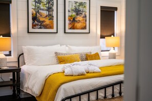Modern Farmhouse-inspired 1-bedroom w/King size bed
