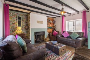 Candyfloss Cottage, Whitby - Host & Stay