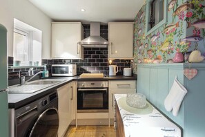 Candyfloss Cottage, Whitby - Host & Stay