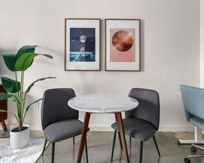 Reach your objectives from a modern and sophisticated dedicated desk area.
