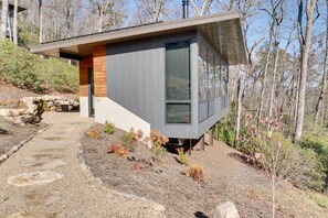 Welcoming entry for this spectacular unit.