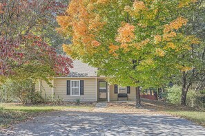 A gorgeous outdoor, brimming with life and color! 