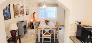 Passage East Co Waterford Holiday Home. Dining area seating for 6. 