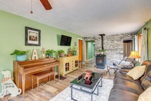Living Room | Single-Story Home | Central Heating | Free WiFi