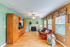 Living Room | 1st Floor | Queen Futon | Smart TV | Fireplace | Free WiFi