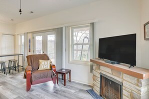Living Room | Full Futon | Free WiFi | Central A/C & Heat | Smart TV