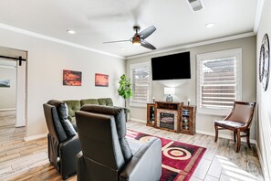 Living Room | Free WiFi | Smart TV | Electric Fireplace