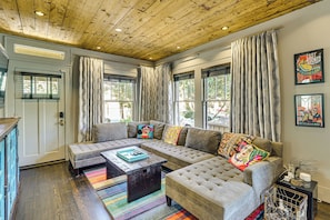 Living Room | Smart TV | Board Games