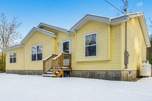 House Exterior | Deck | Fire Pit | Fruit & Vegetable Picking On-Site