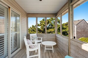 NH400: Hawk's Nest | TL Screened Porch