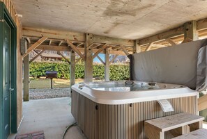 NH400: Hawk's Nest | Hot Tub