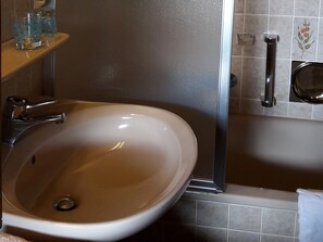 Economy Einzelzimmer mit Badewanne/WC und Balkon-Badezimmer