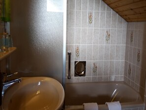 Economy Einzelzimmer mit Badewanne/WC und Balkon-Badezimmer