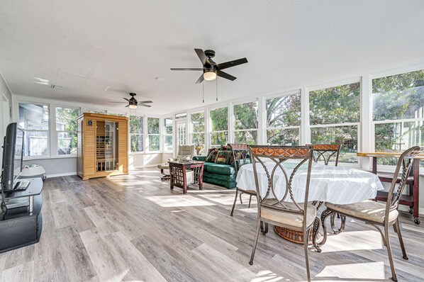 Palm Harbor Vacation Rental | 4BR | 2BA | 1,701 Sq Ft | 2 Steps Required