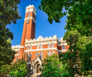5 min drive to Vanderbilt University