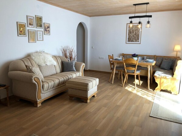 Ferienwohnung-Wohn-/Esszimmer