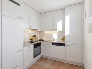 Küchengerät, Küche, Countertop, Cabinetry, Interior Design, Major Appliance, Flooring, Holz, Fussboden, Decke