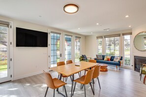 Living Room | 1st Floor | Full Futon | Gas Fireplace | Smart TV