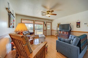 Living Room | Single-Story Home | Smart TV w/ Cable | Full Sleeper Sofa