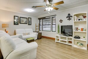 Living Room | Smart TV | Free WiFi | Central A/C & Heating