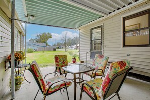 Covered Patio | Dining Set