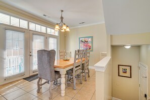 Dining Area | Dishware/Flatware Provided | 1st Floor