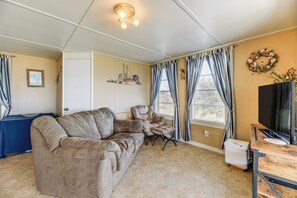 Living Room | Smart TV w/ Cable | Central A/C & Heat