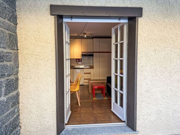 Tabelle, Eigentum, Gebäude, Himmel, Fenster, Holz, Interior Design, Wolke, Beleuchtung, Gartenmöbel