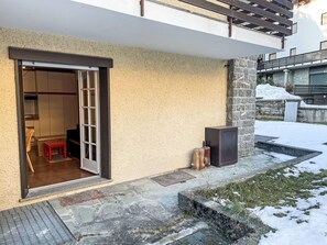Tabelle, Eigentum, Gebäude, Himmel, Fenster, Holz, Interior Design, Wolke, Beleuchtung, Gartenmöbel