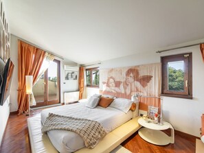 Bett, Möbel, Interior Design, Bedding, Schlafzimmer, Bettdecke, Wand, Flooring, Fussboden, Holz