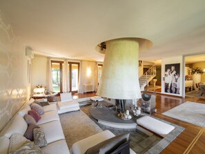 Interior Design, Möbel, Flooring, Fussboden, Holz, Couch, Decke, Wohnzimmer, Zuhause, Beleuchtung
