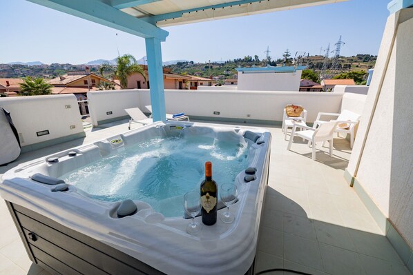 Outdoor spa tub