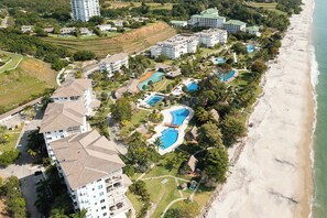 Steps away from the beach!
A pasos de la playa