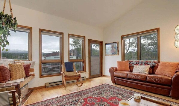 StayWinterPark Sun River 8 living and sitting area