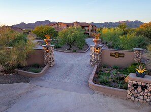 01 1 VillaEntrance 55