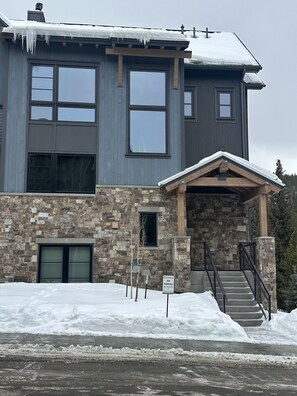 Townhouse 📸✨ Professional photos dropping early 2025—stay tuned for all the stunning shots! 👀🎉