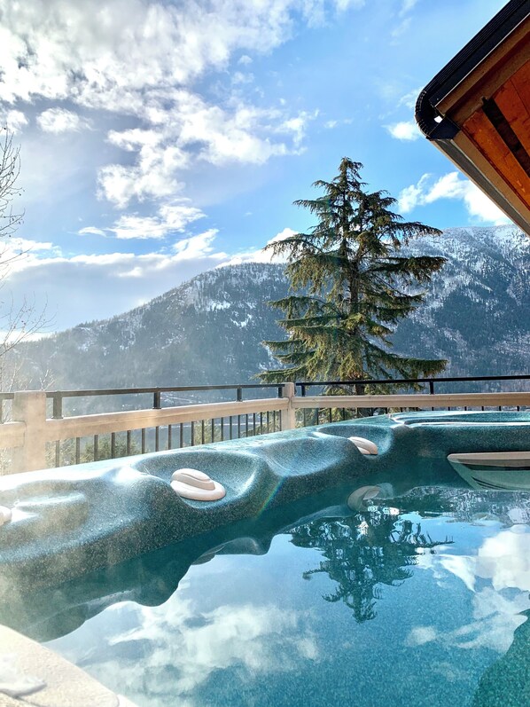 4-6 people hot tub with Lake and City view