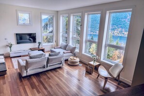 Living room with fireplace and amazing Lake and City view