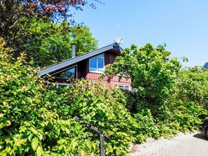Himmel, Pflanze, Gebäude, Natürliche Landschaft, Haus, Baum, Hütte, Ground, Strauch, Gras
