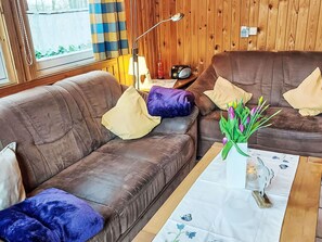 Möbel, Holz, Interior Design, Couch, Flooring, Fussboden, Textil, Wohnzimmer, Zimmer, Beleuchtung
