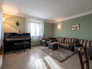 Furniture, Couch, Comfort, Building, Wood, Interior Design, Table, Living Room, Flooring, Floor