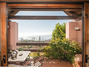 Holz, Schatten, Stuhl, Holzbeize, Eco Hotel, Hartholz, Balkon, Zimmerpflanze, Outdoor Struktur, Strahl