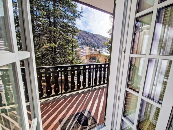Fenêtre, Bois, Ciel, Bâtiment, Design Intérieur, Arbre, Porche, Ombre, Immobilier