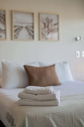 Descanso de lujo: Sumérgete en la comodidad de nuestra habitación principal y despierta renovado.