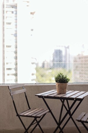 Atardeceres mágicos: Disfruta de un espectáculo de colores mientras el sol se pone sobre la ciudad desde nuestra terraza.