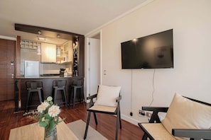 Comodidad y estilo: Relájate en nuestro acogedor living, el espacio perfecto para descansar y disfrutar.