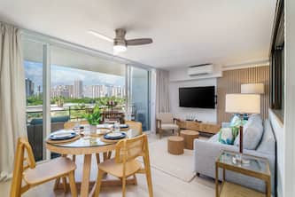 Heart of Waikiki! Modern 2 bedrooms/1 bath, short walk to the beach!